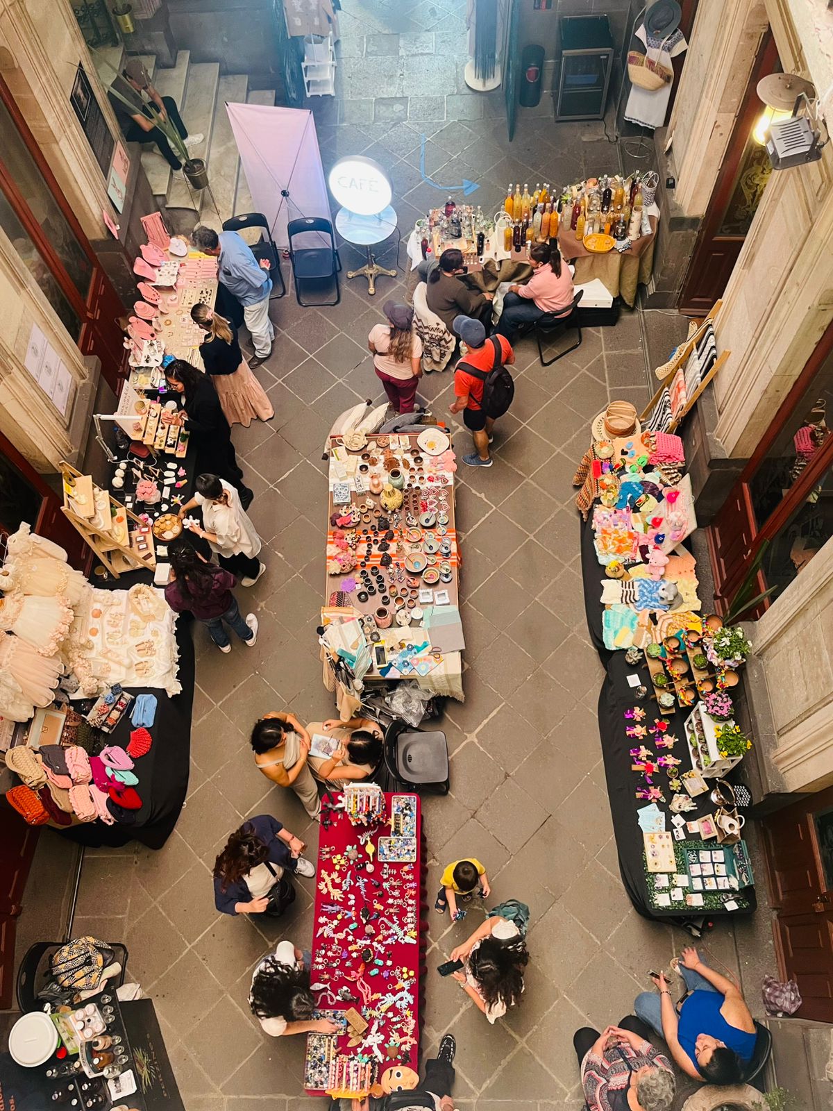 Montaje del mercado en Casa de los Ángeles